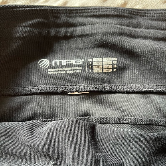 MPG mid-rise capri leggings - Picture 5 of 12